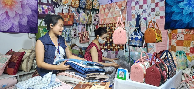 Để sản phẩm thủ công mỹ nghệ ‘vững chân’ trên thị trường quốc tế- Ảnh 1. Để sản phẩm thủ công mỹ nghệ ‘vững chân’ trên thị trường quốc tế- Ảnh 1.