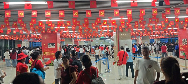 Metro Hà Nội vận chuyển an toàn gần 1,8 triệu lượt hành khách trong dịp lễ 2/9- Ảnh 1. Metro Hà Nội vận chuyển an toàn gần 1,8 triệu lượt hành khách trong dịp lễ 2/9- Ảnh 1.