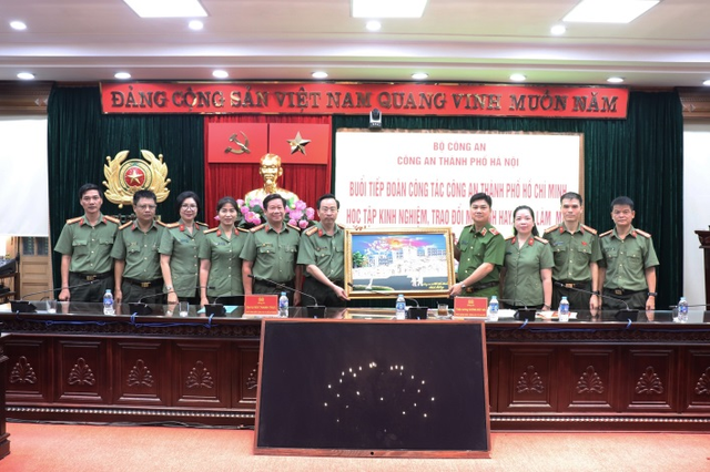 Trao đổi kinh nghiệm, mô hình hay, cách làm mới trong công tác hồ sơ- Ảnh 1.