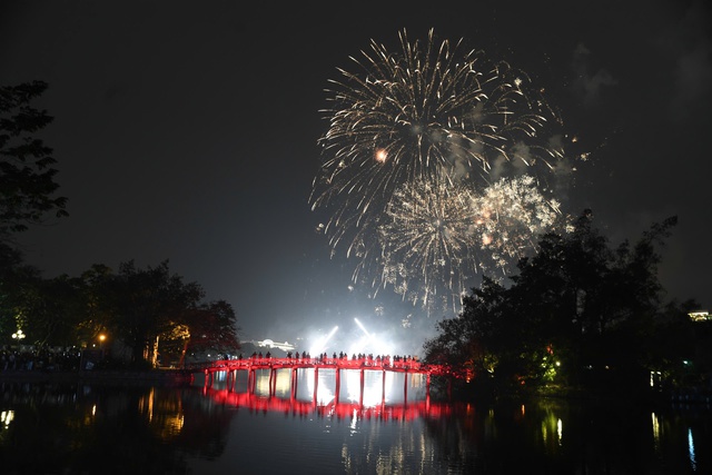 Người dân Thủ đô cùng nhau đón năm mới 2026- Ảnh 7.