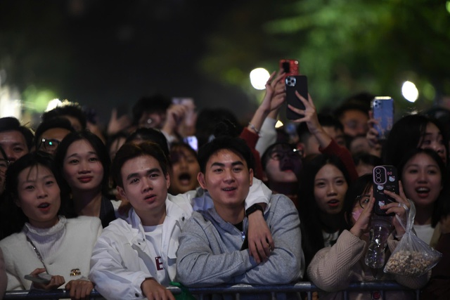 Người dân Thủ đô cùng nhau đón năm mới 2026- Ảnh 5.