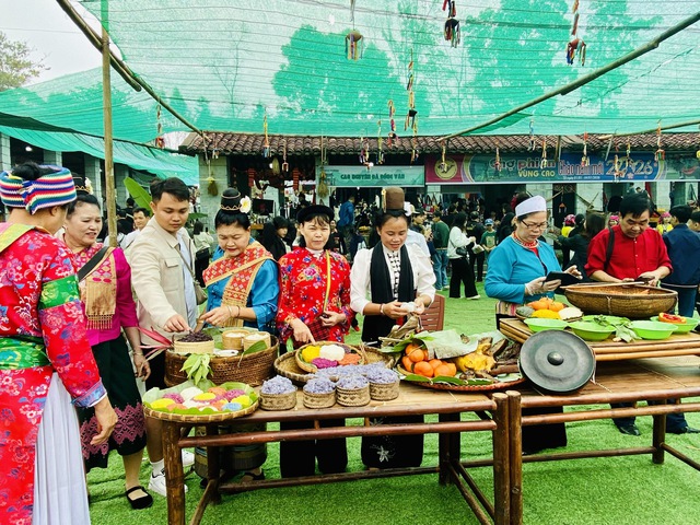 Người dân Thủ đô rộn ràng đón Tết Dương lịch 2026- Ảnh 9.