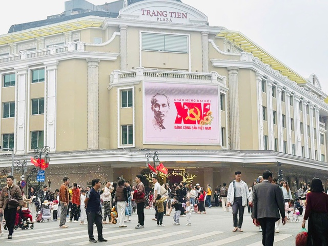 Người dân Thủ đô rộn ràng đón Tết Dương lịch 2026- Ảnh 4.