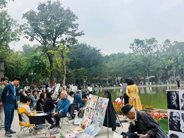 Người dân Thủ đô rộn ràng đón Tết Dương lịch 2026- Ảnh 3.