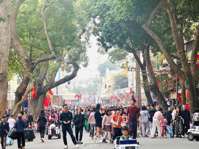 Người dân Thủ đô rộn ràng đón Tết Dương lịch 2026- Ảnh 1.