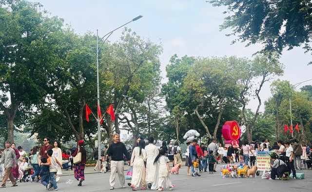 Người dân Thủ đô rộn ràng đón Tết Dương lịch 2026- Ảnh 5.