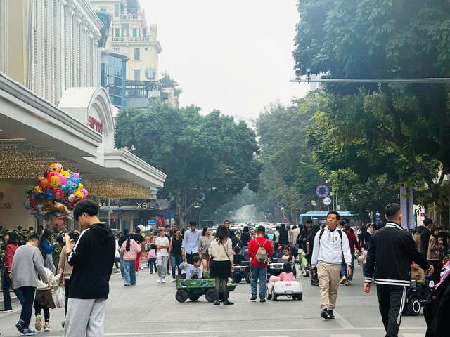 Người dân Thủ đô rộn ràng đón Tết Dương lịch 2026- Ảnh 2.
