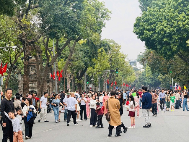 Người dân Thủ đô rộn ràng đón Tết Dương lịch 2026- Ảnh 6.