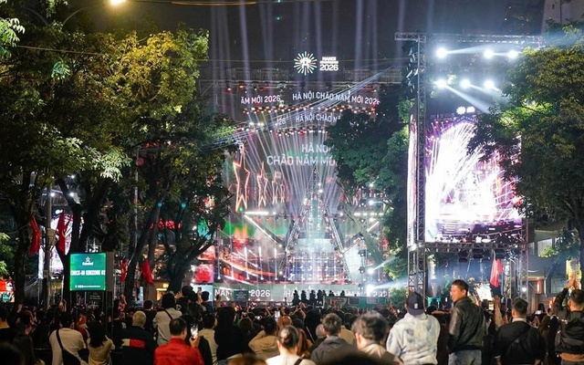 Người dân Thủ đô cùng nhau đón năm mới 2026- Ảnh 4.