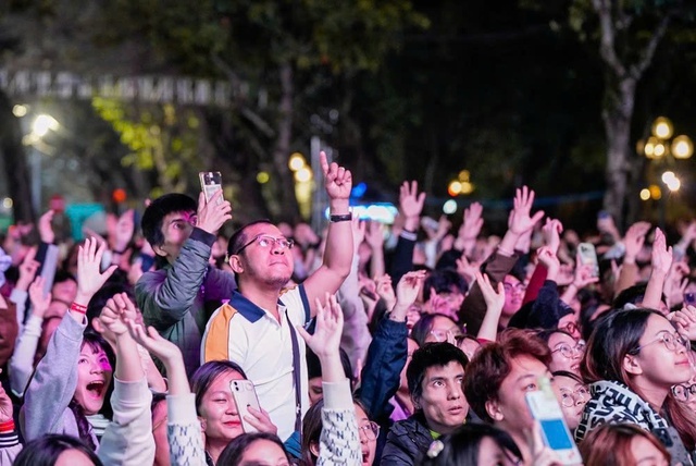 Người dân Thủ đô cùng nhau đón năm mới 2026- Ảnh 3.