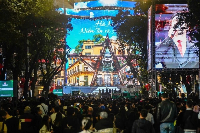 Người dân Thủ đô cùng nhau đón năm mới 2026- Ảnh 2.