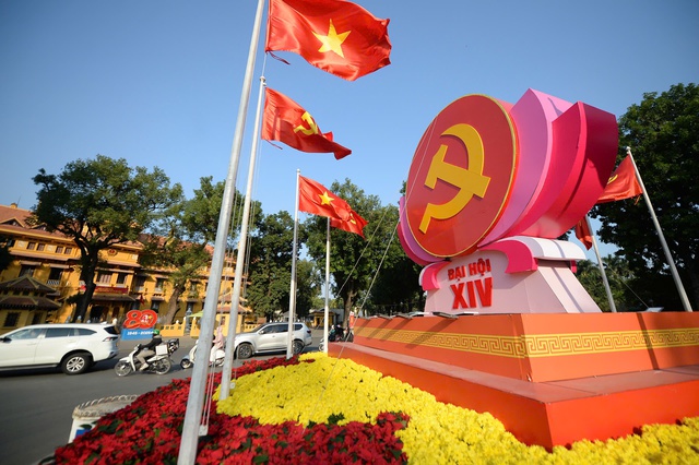 Hà Nội rợp cờ hoa đón chào Đại hội Đảng lần thứ XIV- Ảnh 1. Hà Nội rợp cờ hoa đón chào Đại hội Đảng lần thứ XIV- Ảnh 1.