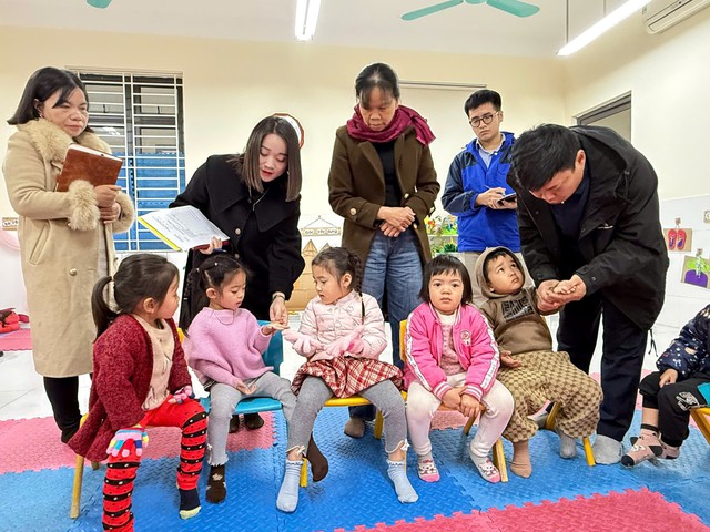 Chủ động kiểm soát dịch bệnh, tăng cường phòng chống sốt xuất huyết và tay chân miệng- Ảnh 1.