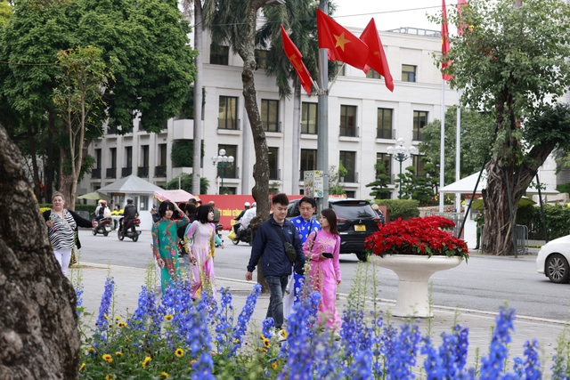 Hà Nội rợp cờ hoa đón chào Đại hội Đảng lần thứ XIV- Ảnh 19. Hà Nội rợp cờ hoa đón chào Đại hội Đảng lần thứ XIV- Ảnh 19.