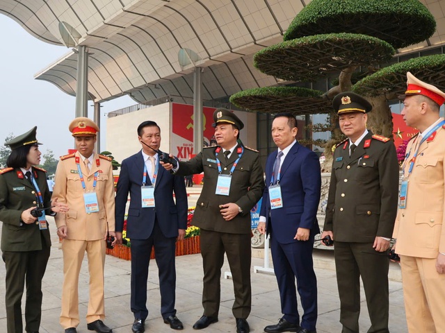 Công an Hà Nội diễn tập phương án dẫn đoàn, xếp xe phục vụ Đại hội XIV của Đảng- Ảnh 1. Công an Hà Nội diễn tập phương án dẫn đoàn, xếp xe phục vụ Đại hội XIV của Đảng- Ảnh 1.