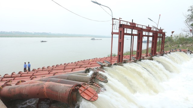 Đợt 1 lấy nước khởi động: Hà Nội vận hành 96 trạm bơm- Ảnh 1.