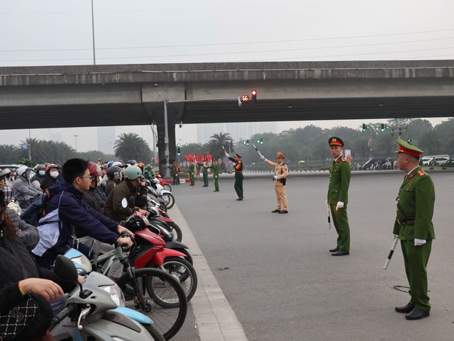 Hà Nội: Giao thông thông suốt, an ninh được bảo đảm ngay từ ngày đầu Đại hội XIV- Ảnh 3.