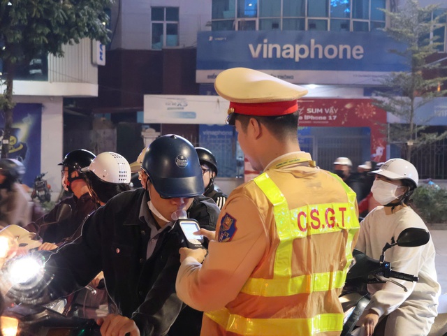 Hà Nội: Công an các đơn vị xuyên đêm bảo đảm an ninh, trật tự phục vụ Đại hội XIV của Đảng- Ảnh 2.