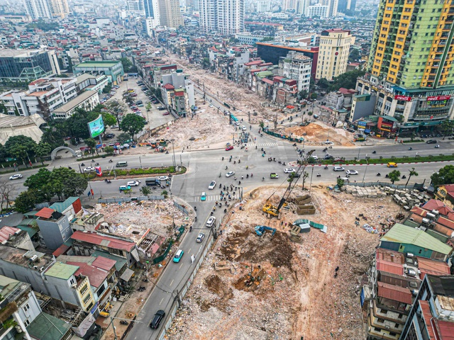 Hà Nội: Cấm ô tô lưu thông chiều La Thành hướng đi Voi Phục để xây cầu vượt- Ảnh 1.