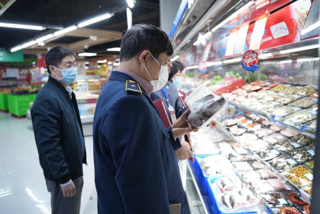 Quyết liệt ngăn chặn thực phẩm bẩn, hàng lậu trước Tết Bính Ngọ- Ảnh 1. Quyết liệt ngăn chặn thực phẩm bẩn, hàng lậu trước Tết Bính Ngọ- Ảnh 1.