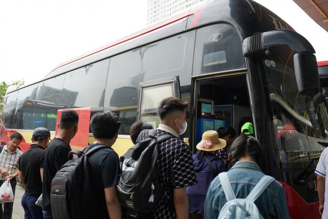 Hà Nội tăng cường hơn 2.400 xe phục vụ hành khách dịp Tết Nguyên đán- Ảnh 1.