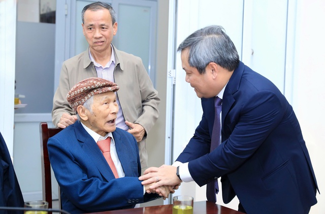 Chủ tịch UBND TP. Hà Nội trao Huy hiệu Đảng đợt 3/2 tại Đảng bộ phường Giảng Võ- Ảnh 2.