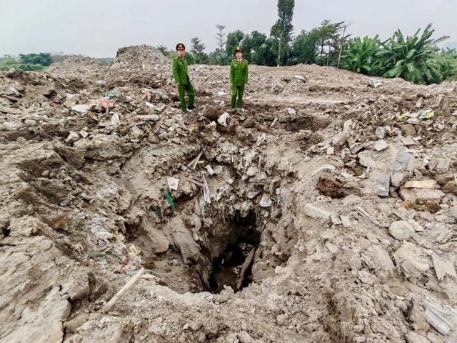 Bắt 3 giám đốc công ty tùy tiện đổ hàng nghìn tấn rác thải xây dựng ra môi trường- Ảnh 1. Bắt 3 giám đốc công ty tùy tiện đổ hàng nghìn tấn rác thải xây dựng ra môi trường- Ảnh 1.