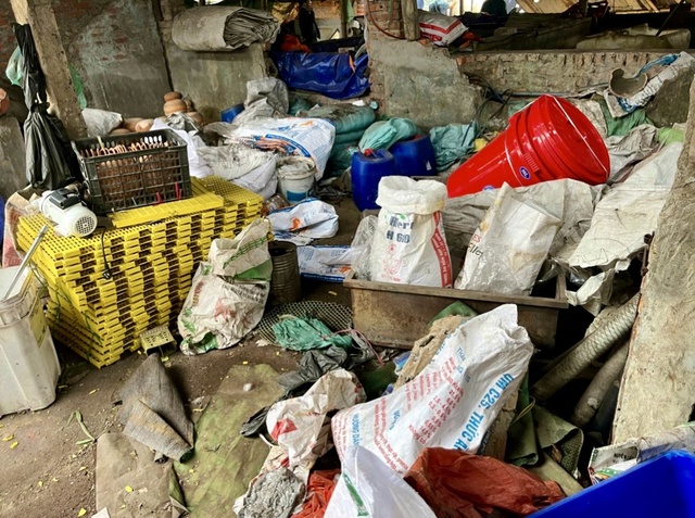 Xử lý 2 xưởng phân kim xả hơn 6,7 tấn chất thải nguy hại ven sông Đuống- Ảnh 1.