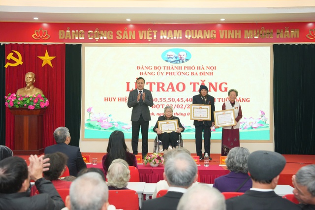 Chủ tịch UBND TP. Hà Nội trao Huy hiệu 80 năm tuổi Đảng tại phường Ba Đình- Ảnh 2.