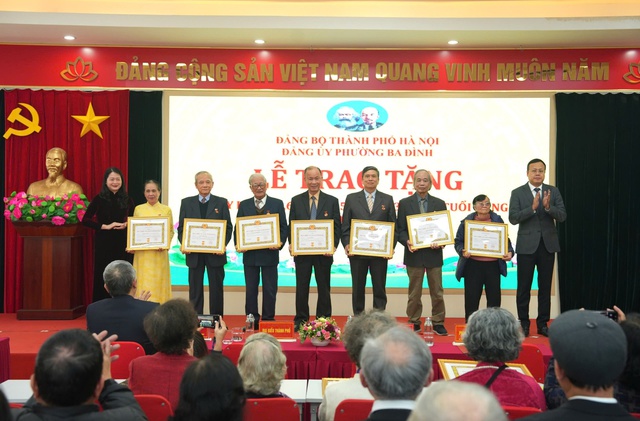 Chủ tịch UBND TP. Hà Nội trao Huy hiệu 80 năm tuổi Đảng tại phường Ba Đình- Ảnh 3.