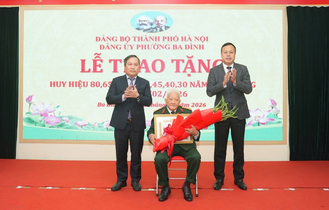 Chủ tịch UBND TP. Hà Nội trao Huy hiệu 80 năm tuổi Đảng tại phường Ba Đình- Ảnh 1.