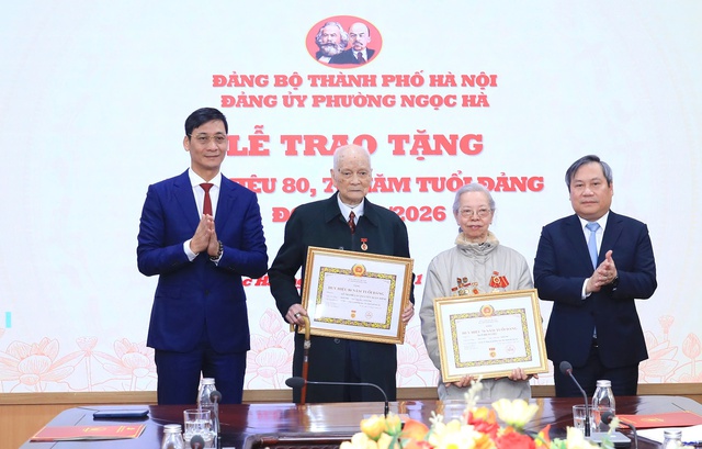 Chủ tịch UBND TP. Hà Nội trao Huy hiệu Đảng tặng đảng viên lão thành phường Ngọc Hà- Ảnh 1.