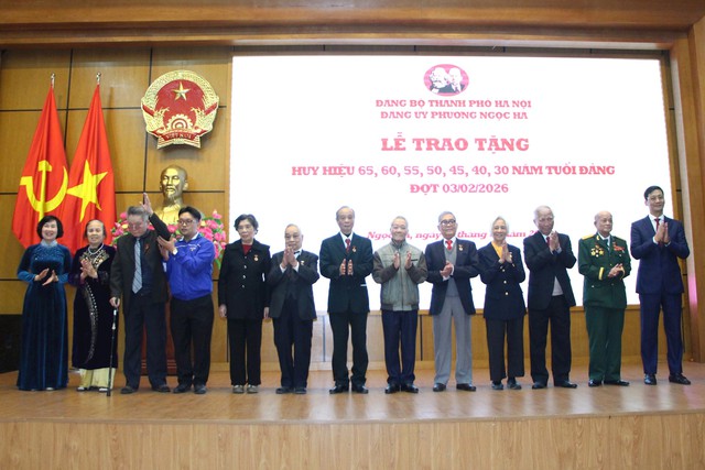 Chủ tịch UBND TP. Hà Nội trao Huy hiệu Đảng tặng đảng viên lão thành phường Ngọc Hà- Ảnh 3.