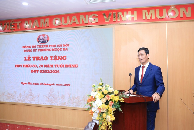 Chủ tịch UBND TP. Hà Nội trao Huy hiệu Đảng tặng đảng viên lão thành phường Ngọc Hà- Ảnh 2.