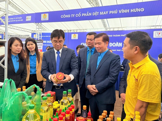 Ấm áp nghĩa tình 'Chợ Tết Công đoàn' - Ảnh 2.