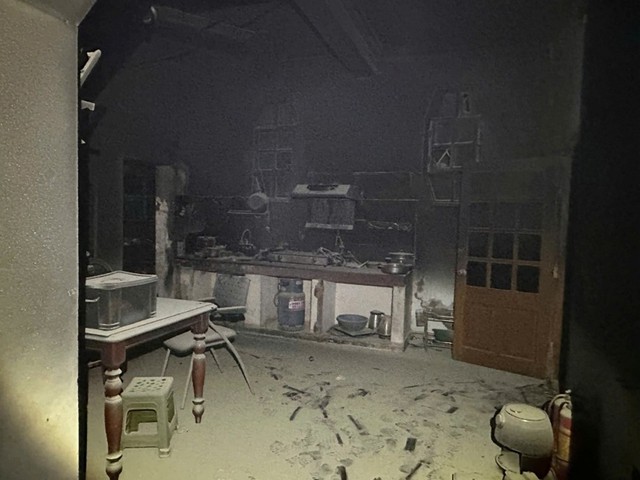 Cấp cứu kịp thời 15 nạn nhân trong vụ cháy ở phường Nghĩa Đô, TP. Hà Nội- Ảnh 1.