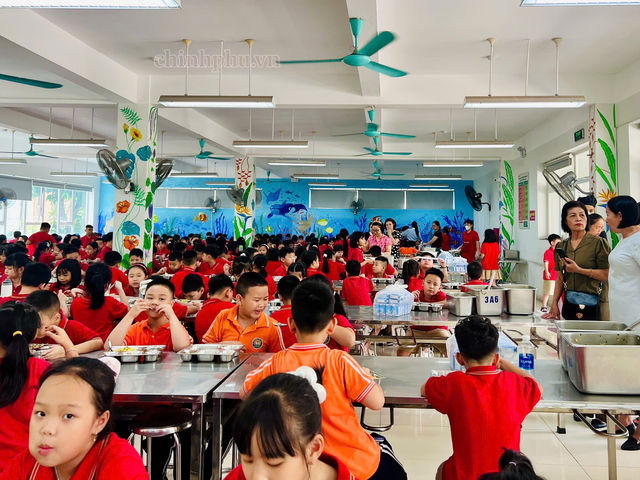 Hà Nội từng bước ổn định bữa ăn bán trú sau khi đổi phương thức tổ chức- Ảnh 1.