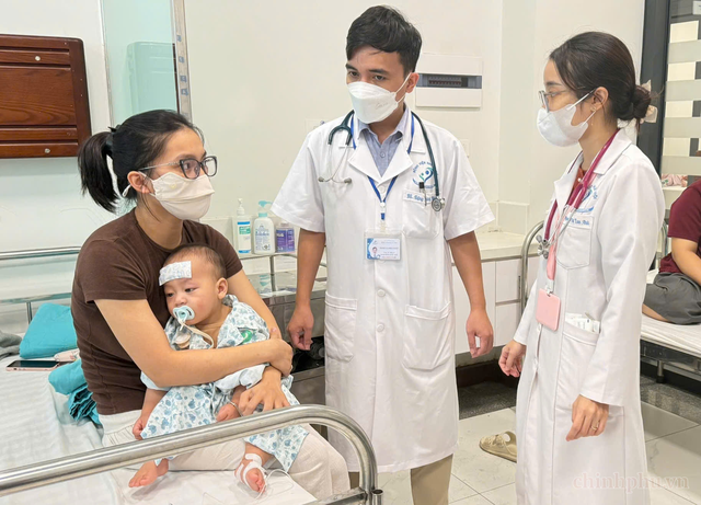 Cảnh báo biến chứng nguy hiểm từ bệnh tay chân miệng ở trẻ nhỏ- Ảnh 1.