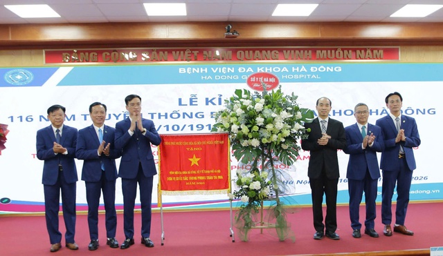 Bệnh viện Đa khoa Hà Đông đón nhận Cờ thi đua của Chính phủ- Ảnh 1.