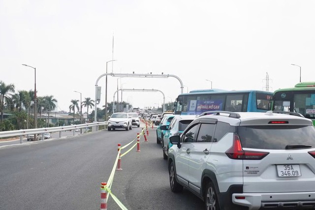 Từ ngày 22/10, phân luồng giao thông trên cầu Thăng Long- Ảnh 1.