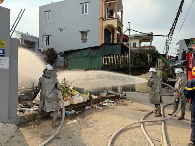 Hà Nội: Khẩn trương xử lý sự cố rò rỉ khí clo khiến hàng chục người phải kiểm tra sức khỏe- Ảnh 1.