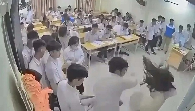 Sở Giáo dục và Đào tạo Hà Nội yêu cầu xử lý nghiêm học sinh hành hung giáo viên- Ảnh 1.