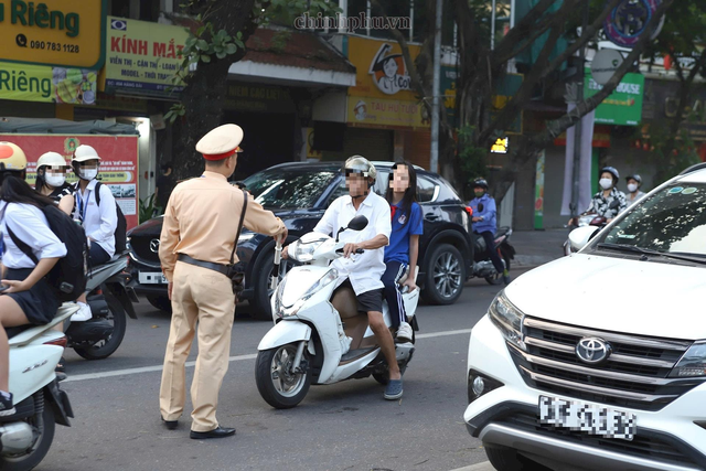 Hà Nội tổ chức lại việc đón học sinh để giảm ùn tắc trước cổng trường- Ảnh 1.