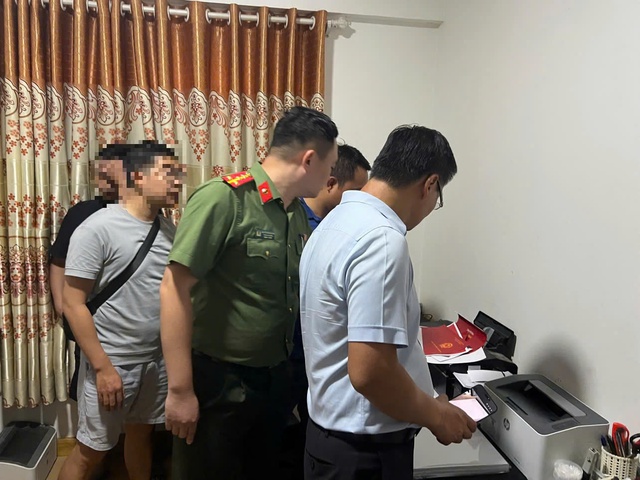 Công an Hà Nội triệt phá đường dây làm giả văn bằng, chứng chỉ quy mô lớn trên phạm vi toàn quốc- Ảnh 1.