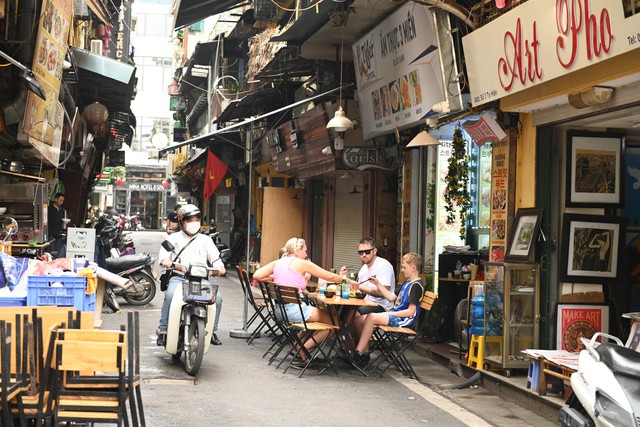Hà Nội tăng cường quản lý người nước ngoài cư trú trên địa bàn- Ảnh 1.
