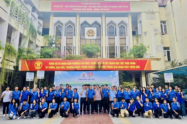 Tuổi trẻ phường Văn Miếu – Quốc Tử Giám ra quân vệ sinh môi trường, bóc xóa quảng cáo, rao vặt trái phép- Ảnh 7.