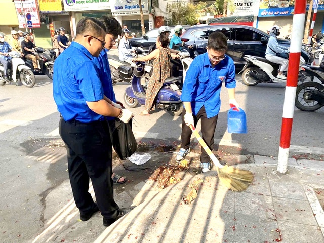 Tuổi trẻ phường Văn Miếu – Quốc Tử Giám ra quân vệ sinh môi trường, bóc xóa quảng cáo, rao vặt trái phép- Ảnh 2.