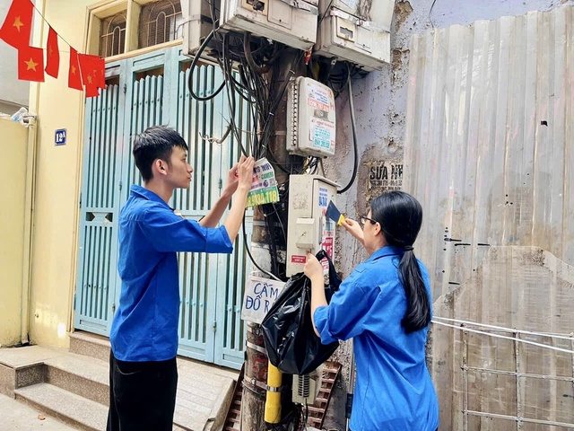 Tuổi trẻ phường Văn Miếu – Quốc Tử Giám ra quân vệ sinh môi trường, bóc xóa quảng cáo, rao vặt trái phép- Ảnh 4.