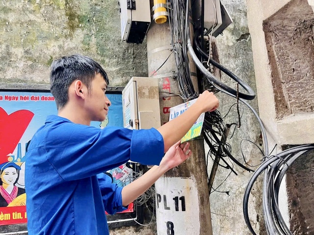 Tuổi trẻ phường Văn Miếu – Quốc Tử Giám ra quân vệ sinh môi trường, bóc xóa quảng cáo, rao vặt trái phép- Ảnh 5.
