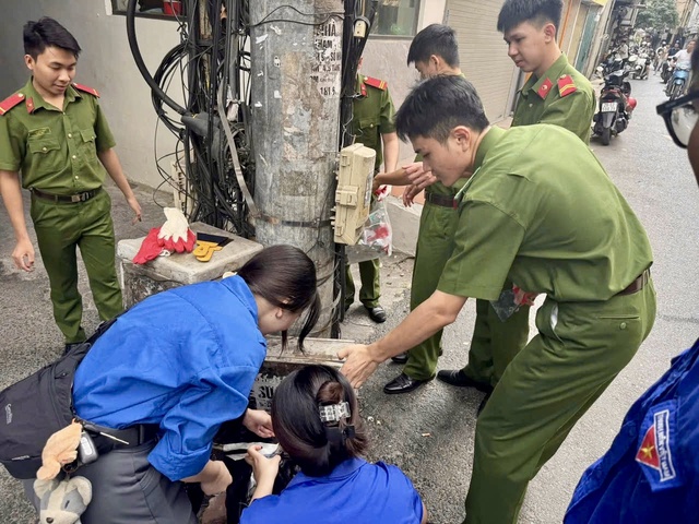 Tuổi trẻ phường Văn Miếu – Quốc Tử Giám ra quân vệ sinh môi trường, bóc xóa quảng cáo, rao vặt trái phép- Ảnh 3.